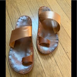 Been Finch sandals two tone tan & gold / copper size8